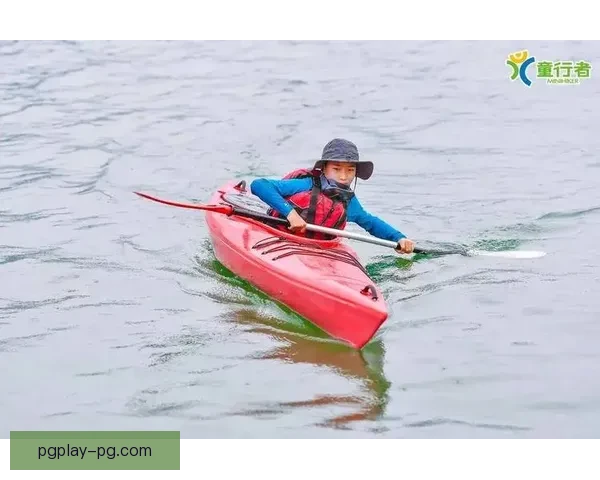 初学者的皮划艇指南：技巧、装备与安全要点
